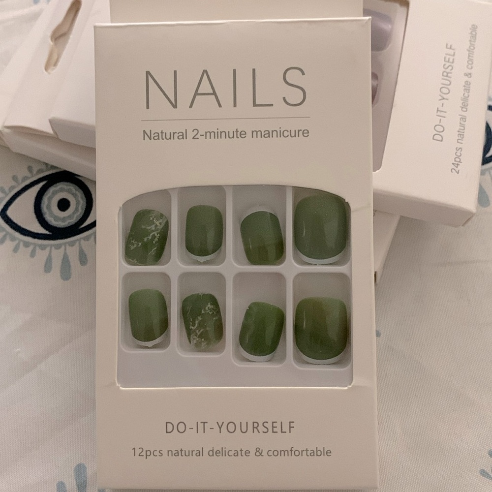 Pretty press on nail set💚